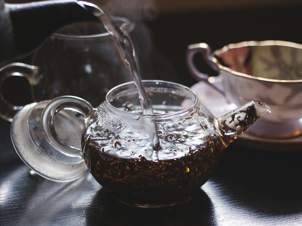 Использованная чайная заварка. Чай в чайнике. Заваривать чай. Чай черный. Чай в заварнике.